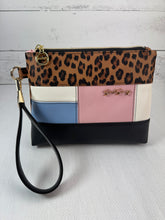 Load image into Gallery viewer, Alma Bonita Wristlet
