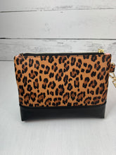 Load image into Gallery viewer, Alma Bonita Wristlet
