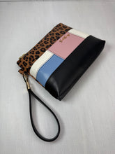 Load image into Gallery viewer, Alma Bonita Wristlet
